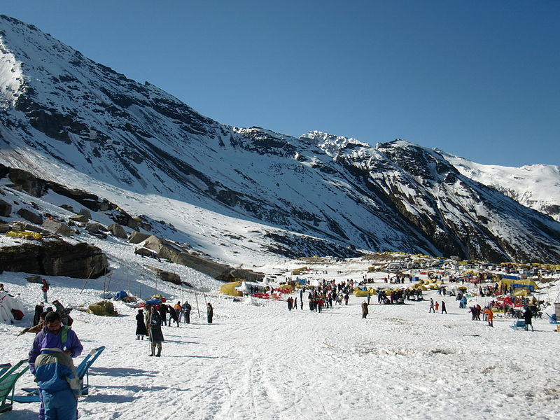 800px-Rohtang_pass_snowy_valley01
